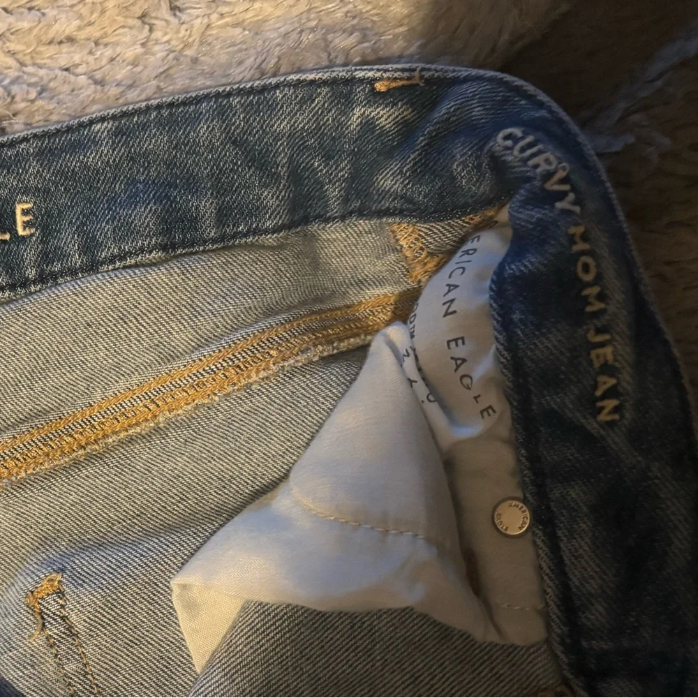 American Eagle Outfitters Ripped curvy mom Jeans - Picture 3 of 5